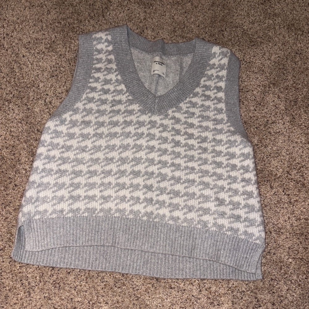 Abercrombie V-Neck Houndstooth Sweater Vest